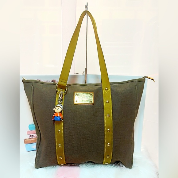 Louis Vuitton Antigua Tote Canvas
GM- BRAWN & GEEN- CHARM NOT INCLUDE - Picture 1 of 16